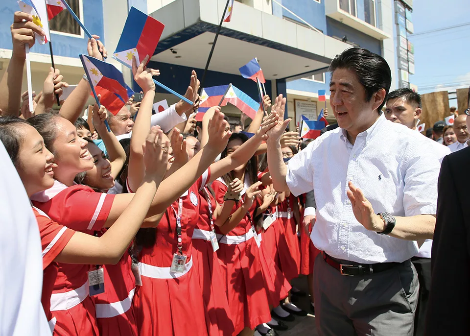 安倍晋三元首相と日系人会学校の生徒たち