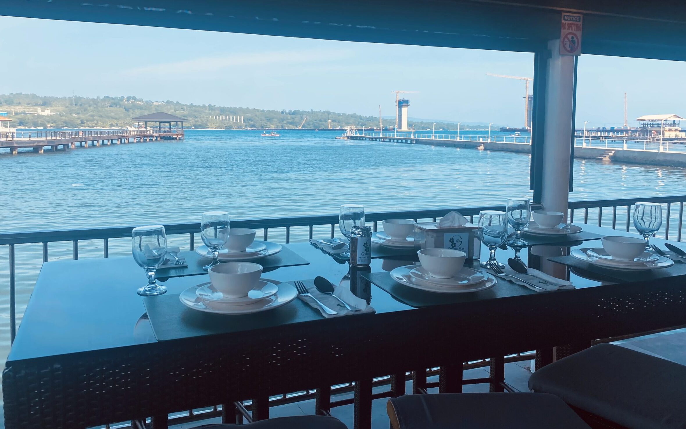 レストラン　海沿い　Garden Bay