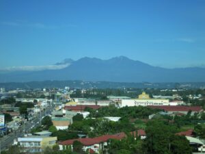 フィリピン最高峰のアポ山