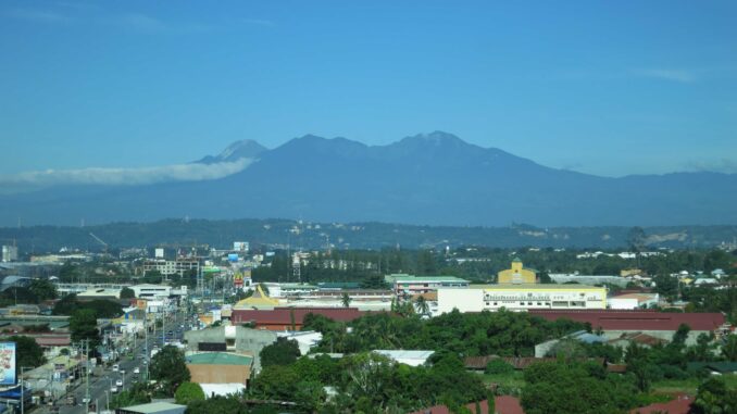 フィリピン最高峰のアポ山