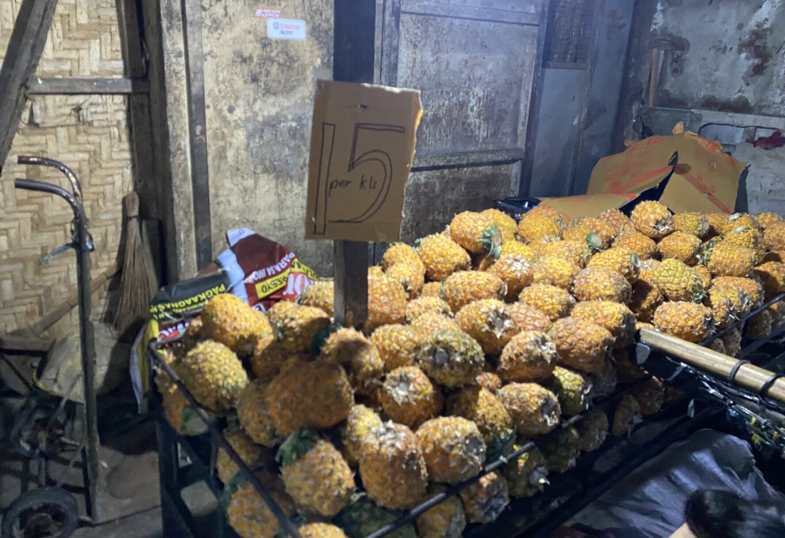 市場 パイナップル