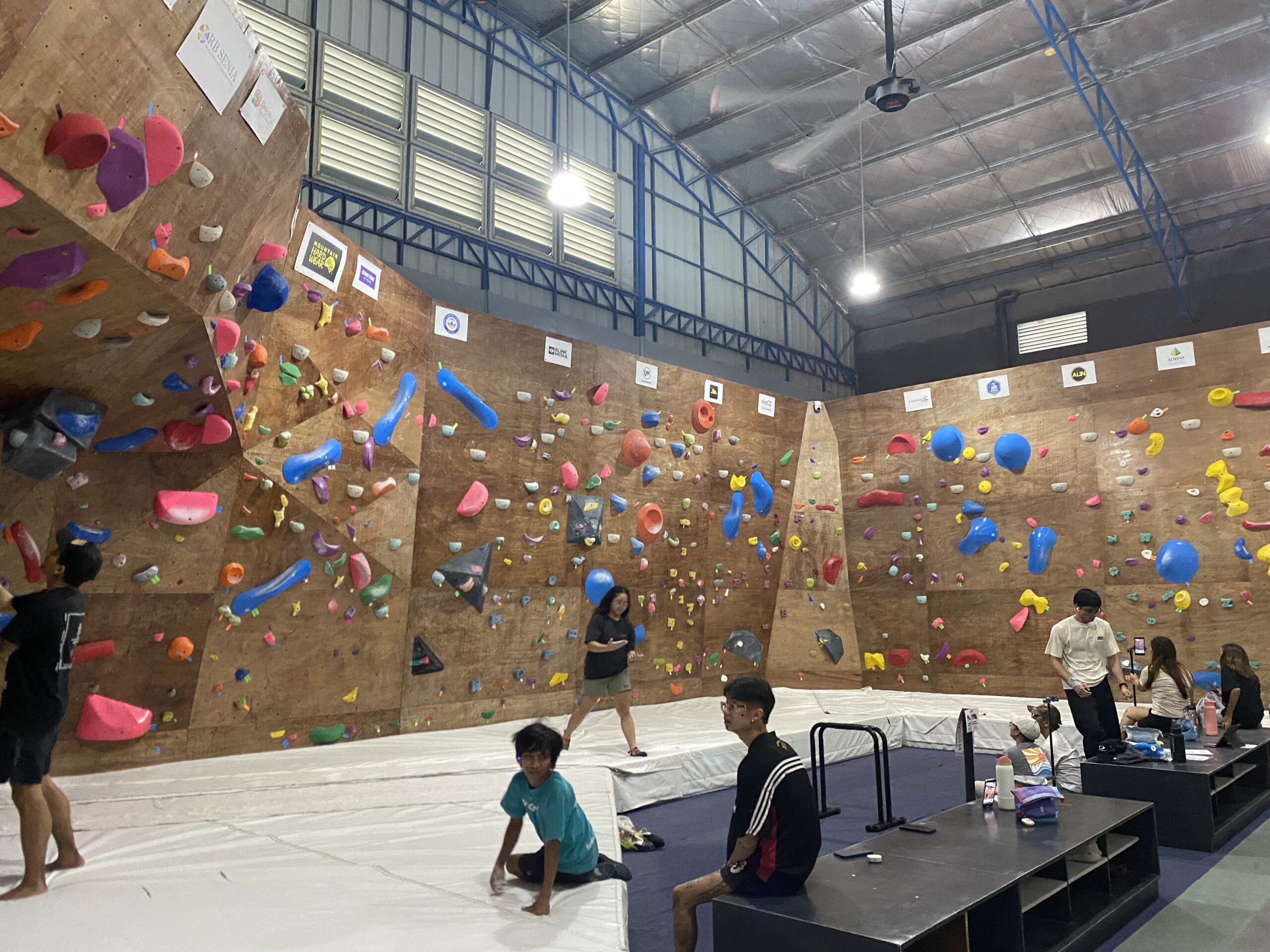 ボルダリングを楽しむ人々