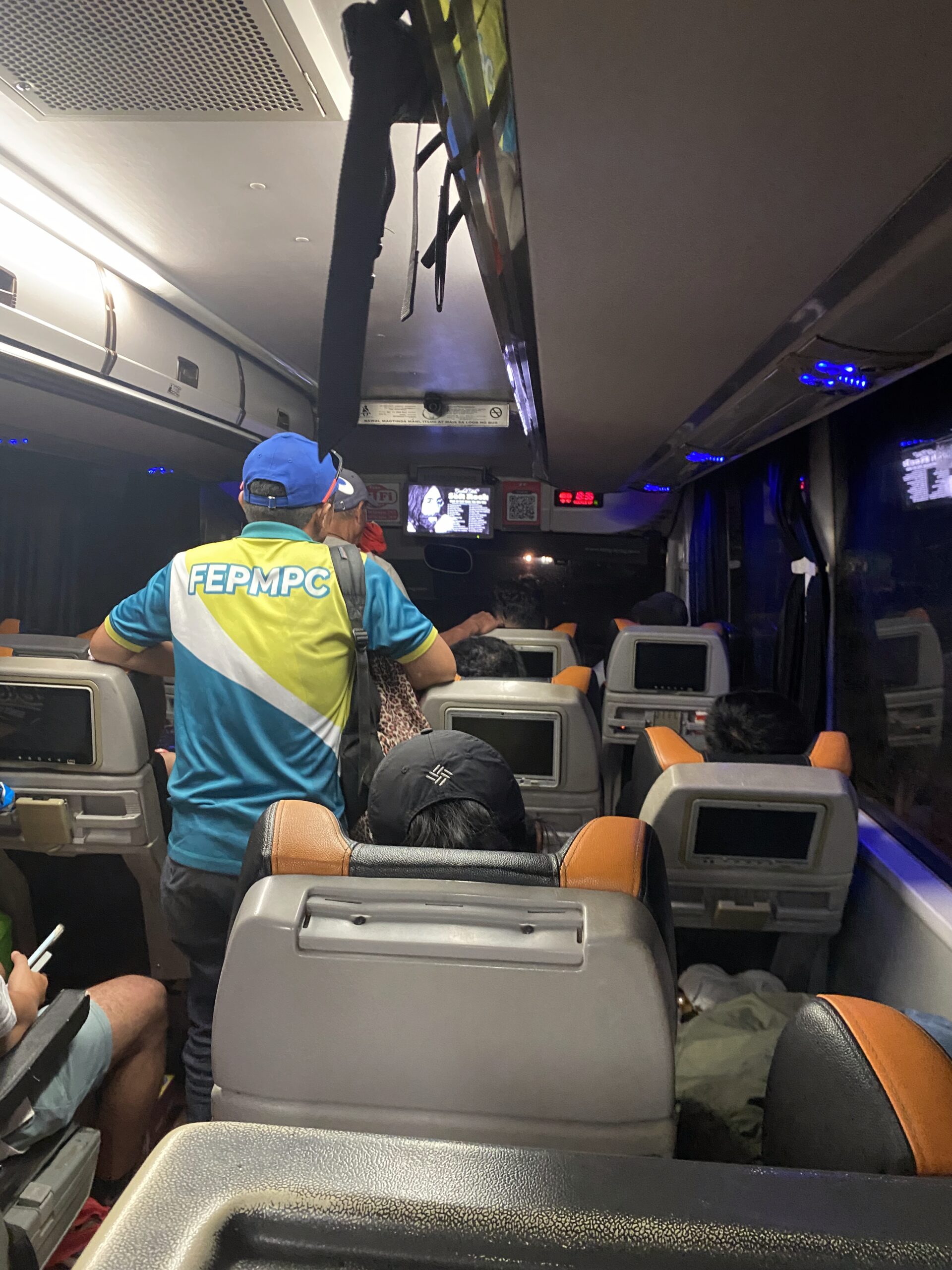 キタングラッド山 登山 大型バス