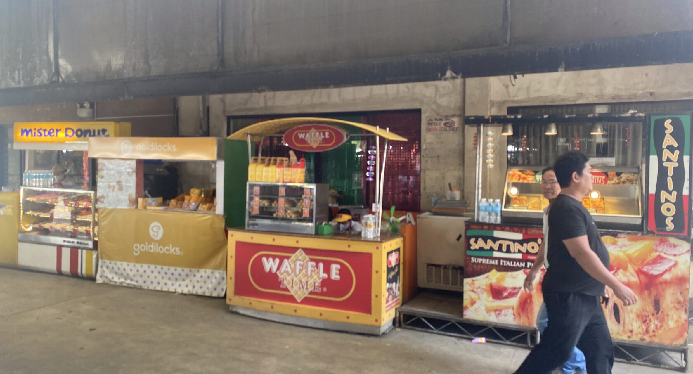 入ってすぐのフードストール